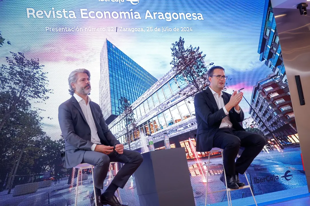 Enrique Barbero, director de Comunicaci&oacute;n, Marca y Relaciones Institucionales de Ibercaja, y Santiago Mart&iacute;nez, jefe de An&aacute;lisis Econ&oacute;mico y Financiero del Banco / Ibercaja