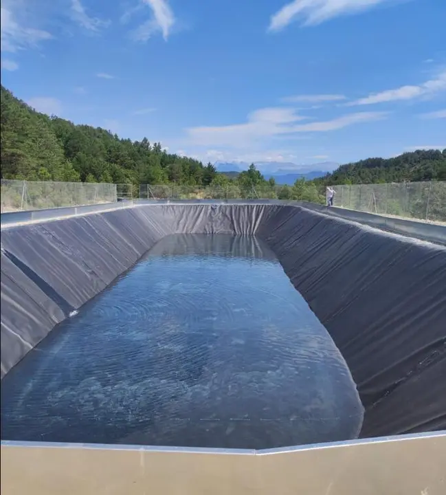 La balsa de A&iacute;nsa tiene una capacidad de m&aacute;s de un mill&oacute;n de litros de agua