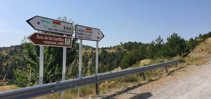 Una de las carreteras se&ntilde;alizada con la 'Ruta de los Castillos' / Cinco Villas