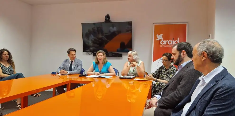 La consejera de Empleo, Ciencia y Universidades, Claudia P&eacute;rez Forni&eacute;s, con algunos de los nuevos investigadores / DGA