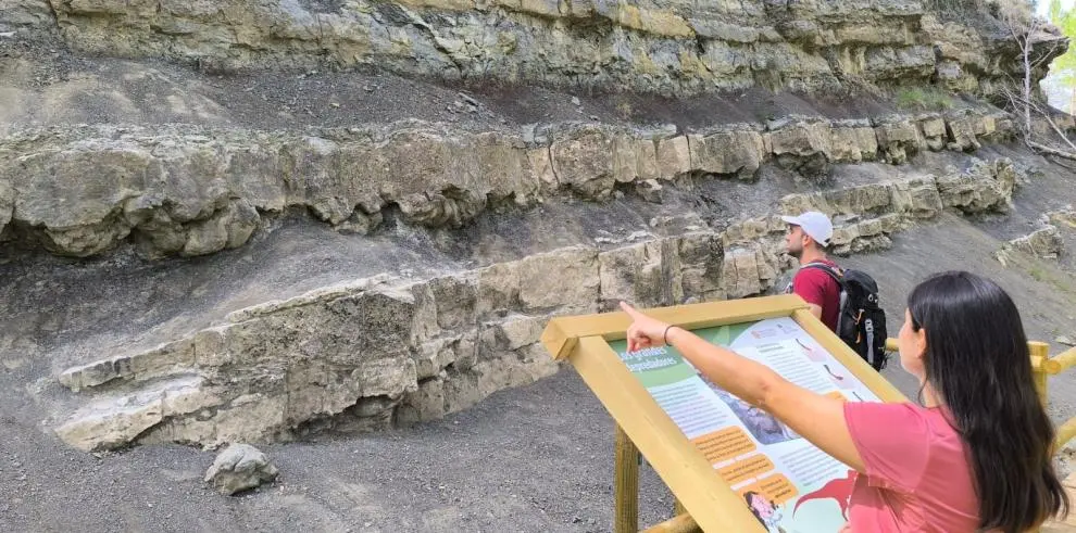 Diversa se&ntilde;al&eacute;tica instalada en el yacimiento R&iacute;o Alcal&aacute; y en su entorno / Fundaci&oacute;n Din&oacute;polis