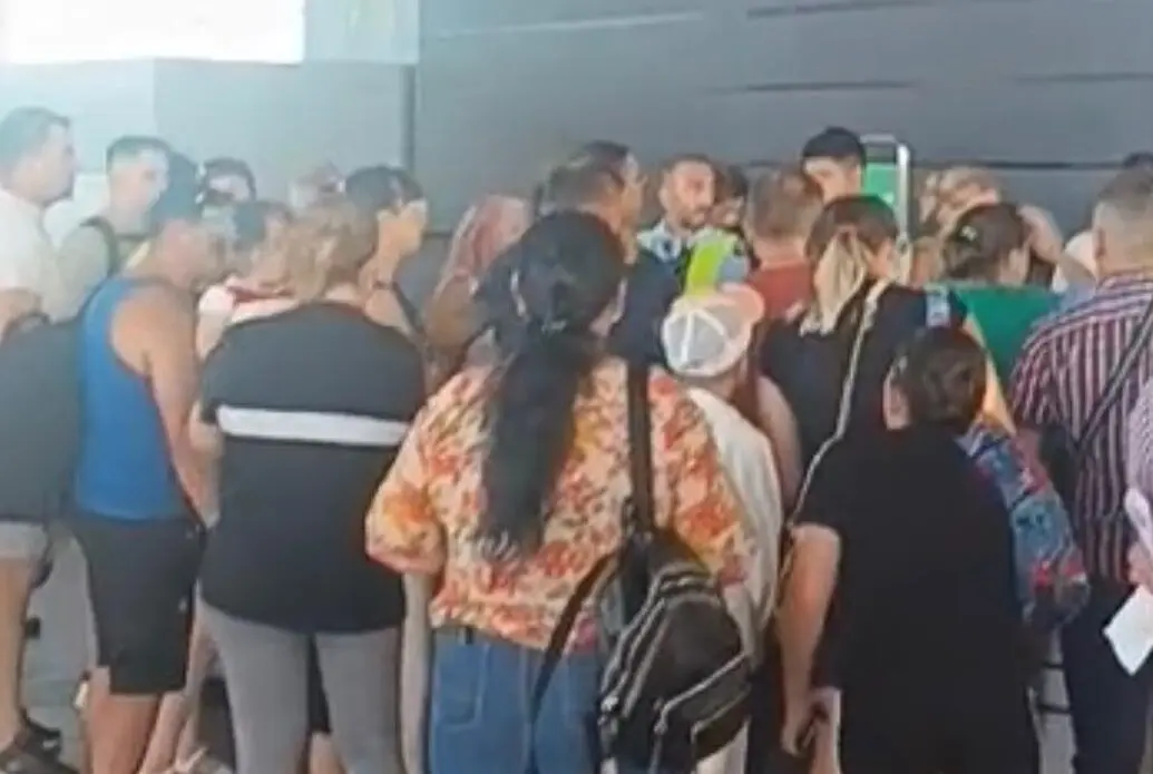 Imagen de los pasajeros del vuelo a Ruman&iacute;a protestando en el aeropuerto de 
Zaragoza /Cedidas a H.A.