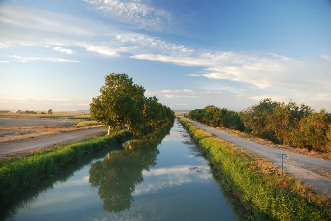 El Canal Imperial de Arag&oacute;n ofrece una ruta llana sencilla que puede llegar hasta Tudela