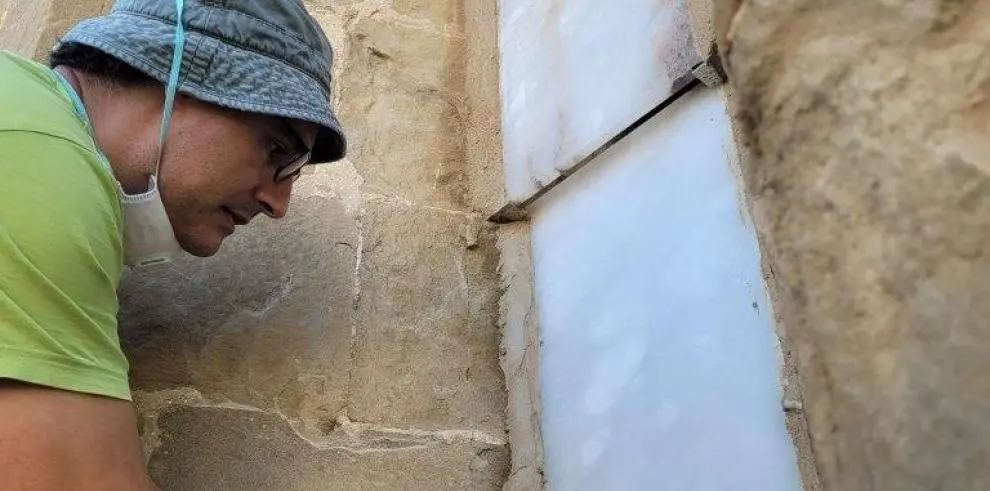 Colocaci&oacute;n de un sistema de cerramiento con losas de alabastro en el exterior del muro de la Capilla de la Universidad Sertoriana, en el Museo de Huesca / DGA