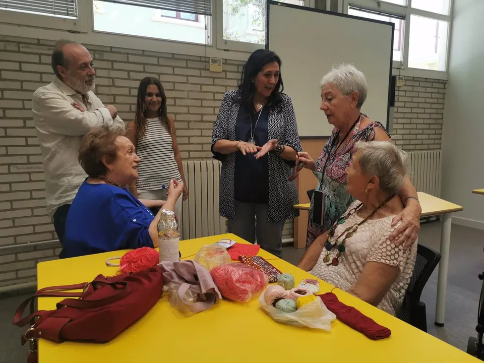 La concejala delegada del Mayor, Paloma Espinosa, junto a usuarias del centro Universidad-Jos&eacute; Atar&eacute;s / Ayuntamiento de Zaragoza