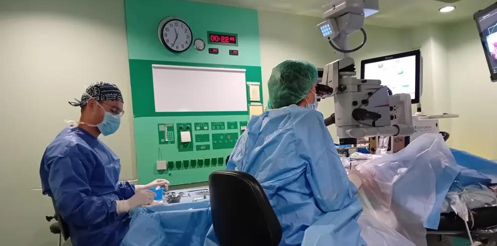 Imagen de una intervenci&oacute;n de cataratas, hoy en la Unidad de Cirug&iacute;a Mayor Ambulatoria del Cl&iacute;nico / DGA