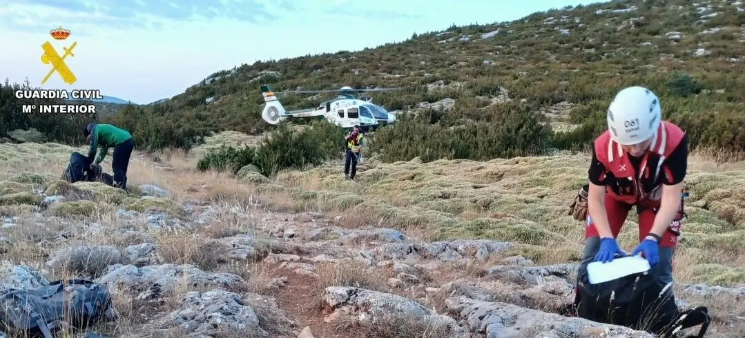 La Guardia Civil durante el dispositivo de rescate del senderista fallecido.