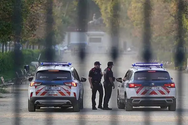 Los Mossos d'Esquadra dentro del parque de la Ciutadella.