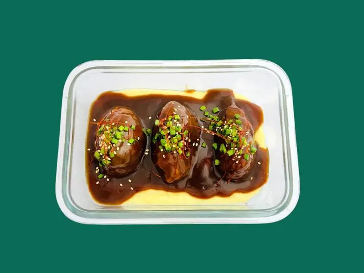 Carrillera de cerdo guisada con pure de patata trufado / UNBOCAU