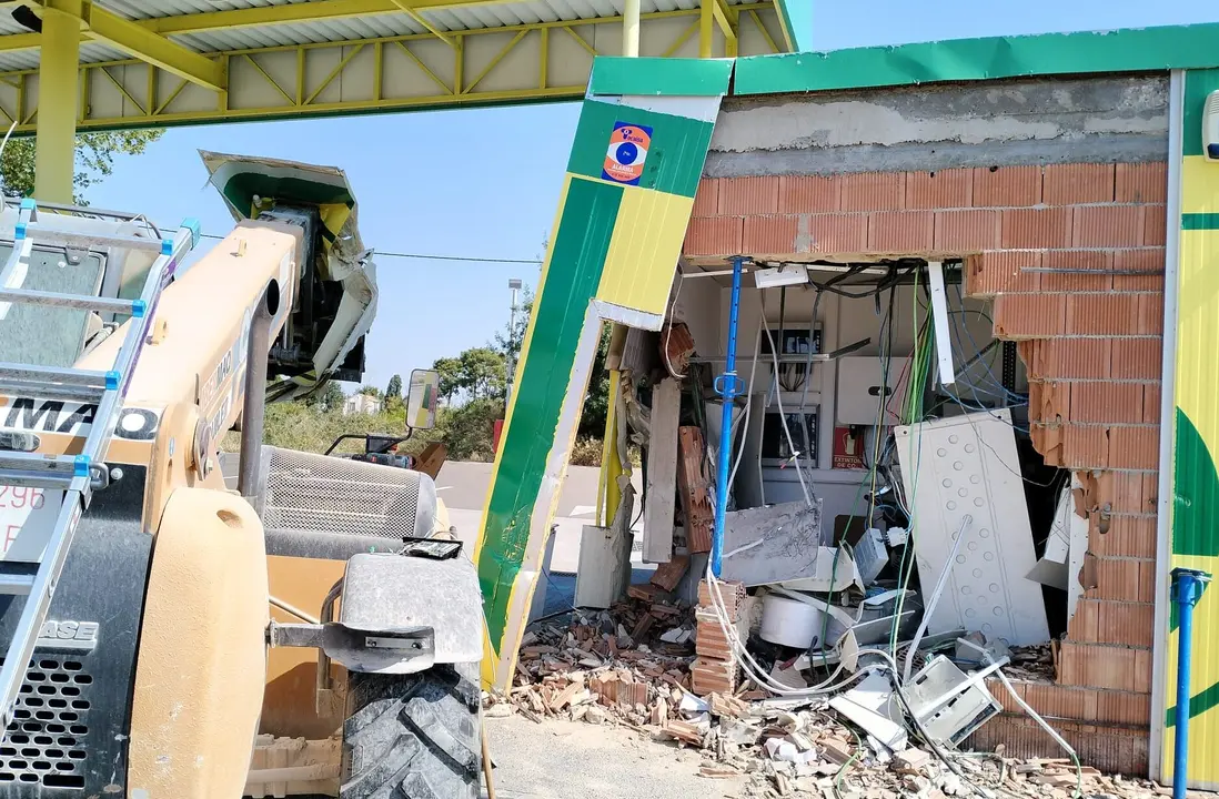 Imagen del Telesc&oacute;pico momentos despu&eacute;s de reventar con la pala la gasolinera /Cedidas a H.A.