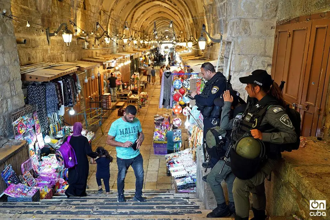 La polic&iacute;a de fronteras de Israel controla uno de los accesos a la Explanada de las Mezquitas, en la Ciudad Vieja de Jerusal&eacute;n / EP
