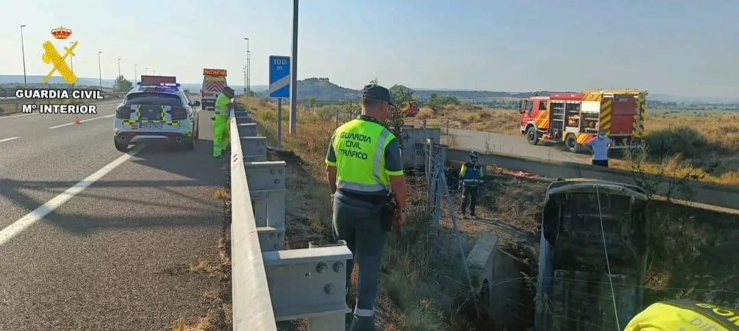 El veh&iacute;culo qued&oacute; completamente calcinado con sus tres ocupantes dentro