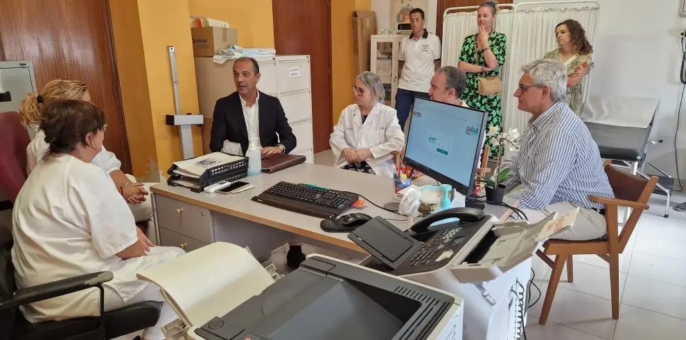 El consejero, en una primera reuni&oacute;n celebrada en el consultorio de Gurrea de G&aacute;llego / DGA