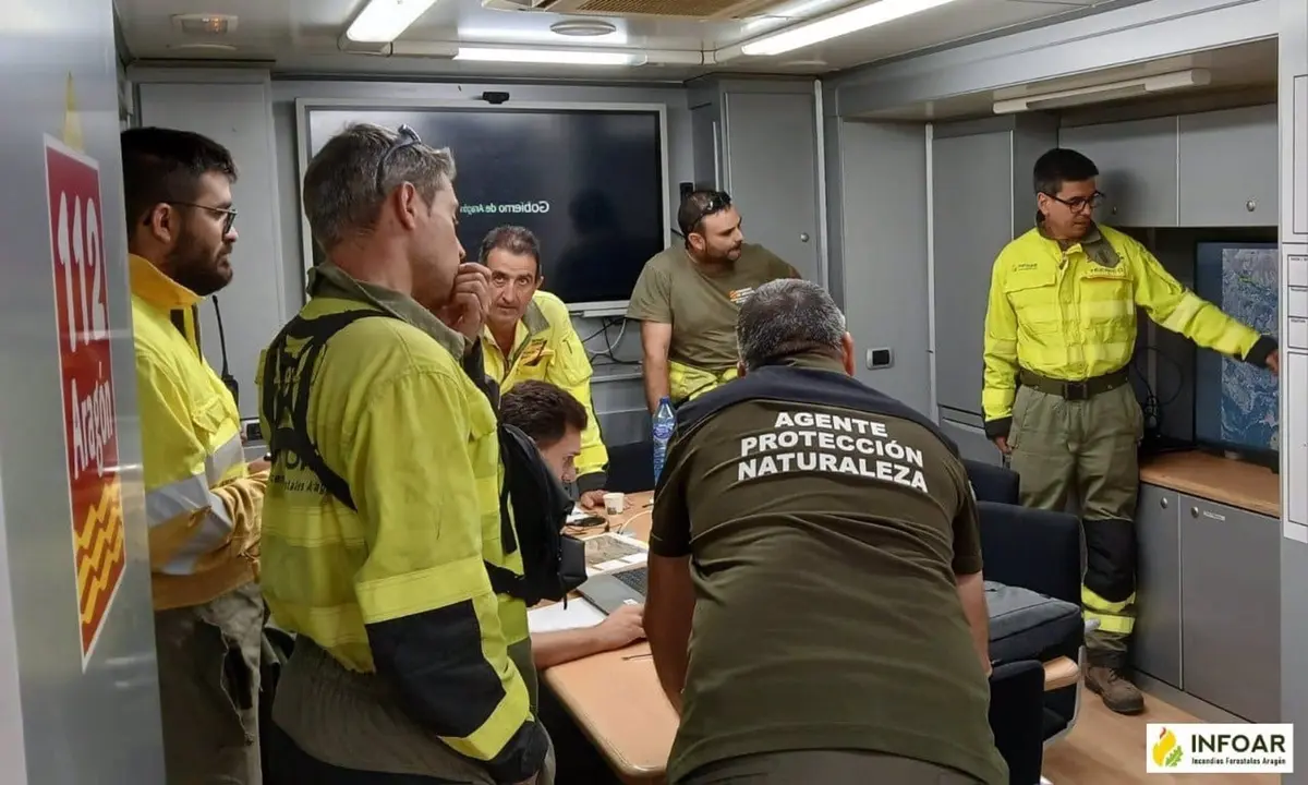 El director de extinci&oacute;n, Alfredo Ferr&aacute;n, organiza los medios que trabajan en el incendio forestal de Corbal&aacute;n desde el puesto de mando avanzado. / INFOAR