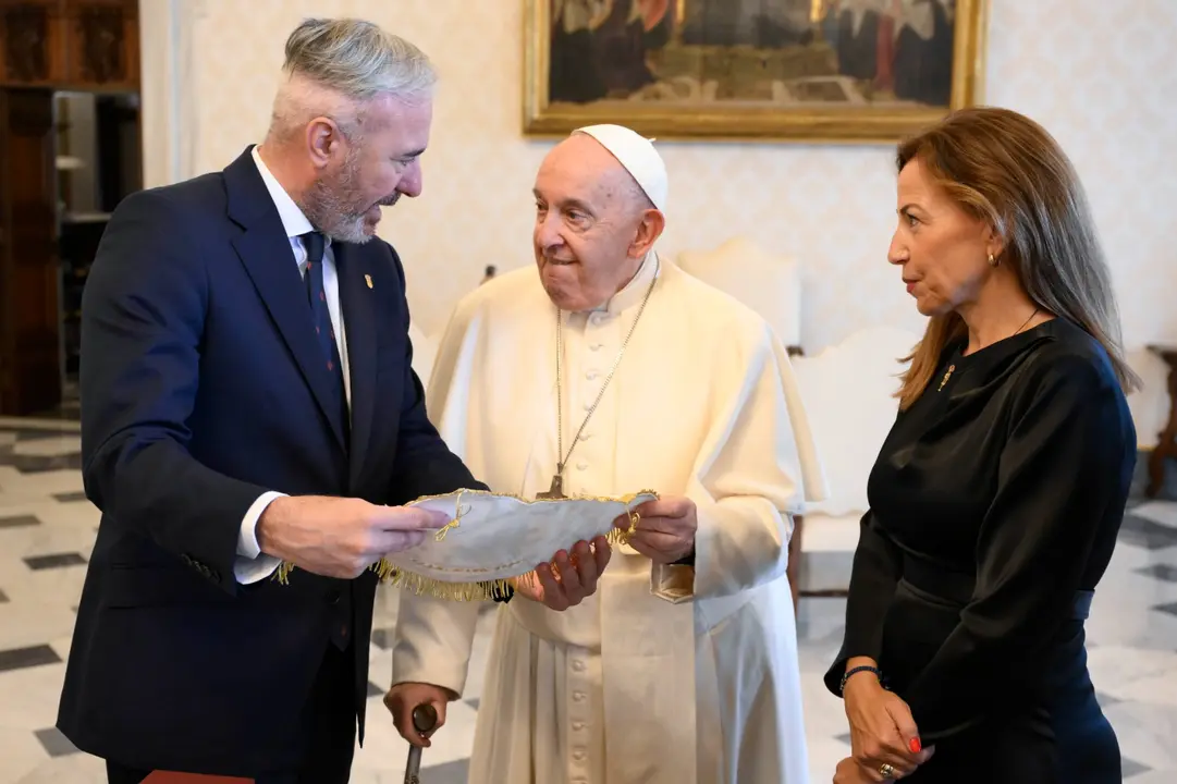 El Papa Francisco junto a Jorge Azc&oacute;n y Natalia Chueca.