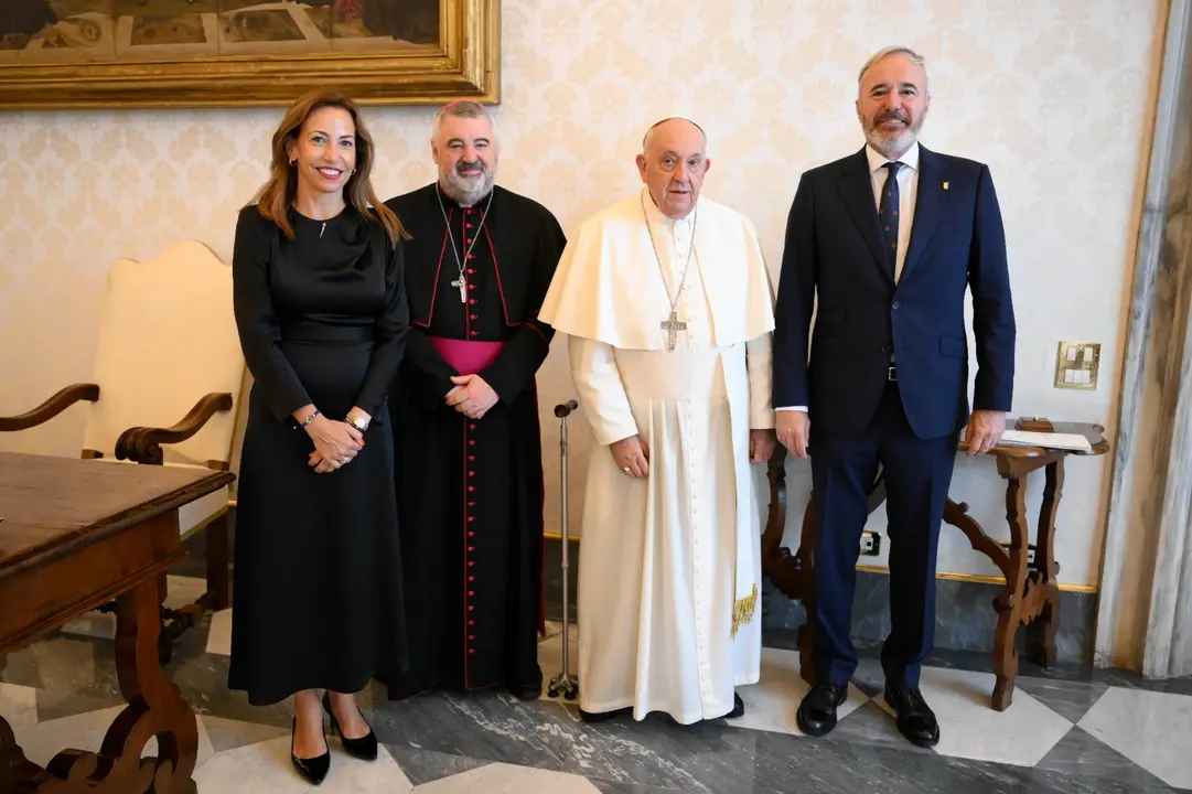 El presidente del Gobierno de Arag&oacute;n, Jorge Azc&oacute;n, el papa Francisco, la alcaldesa de Zaragoza, Natalia Chueca, y el arzobispo de Zaragoza, Carlos Escribano.