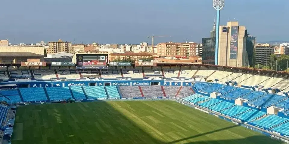 Campo de f&uacute;tbol de La Romareda. / @ObrasRomareda - El&iacute;as Torres