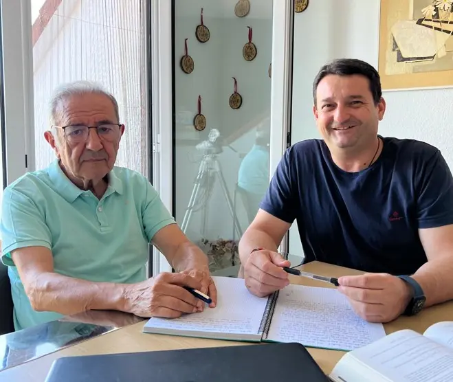 Jos&eacute; Fernando Murr&iacute;a, pregonero de las Fiestas de Alca&ntilde;iz 2024 (izquierda), con el alcalde de la localidad, Miguel &Aacute;ngel Estevan. / AYTO. ALCA&Ntilde;IZ
