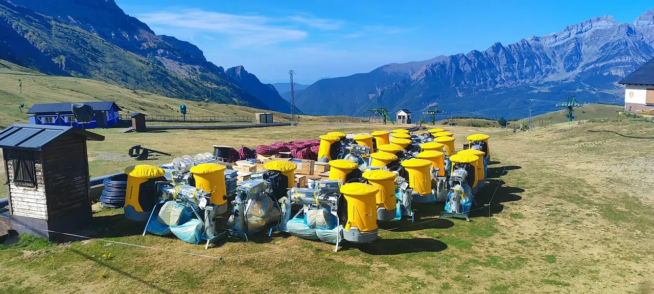 Los ca&ntilde;ones de nieve se acumulan en la zona de Petrosos, en Panticosa