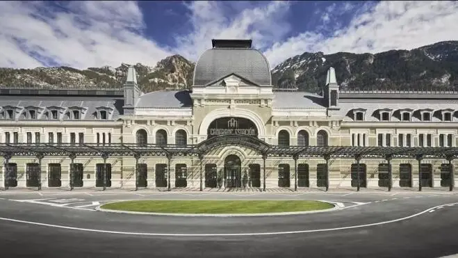Hotel monumento Canfran Estaci&oacute;n