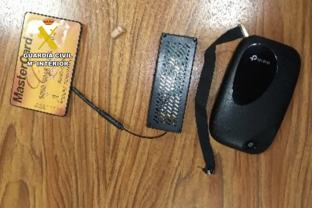 La Guardia Civil detecta el uso fraudulento de medios audiovisuales para obtener el carn&eacute; de conducir.