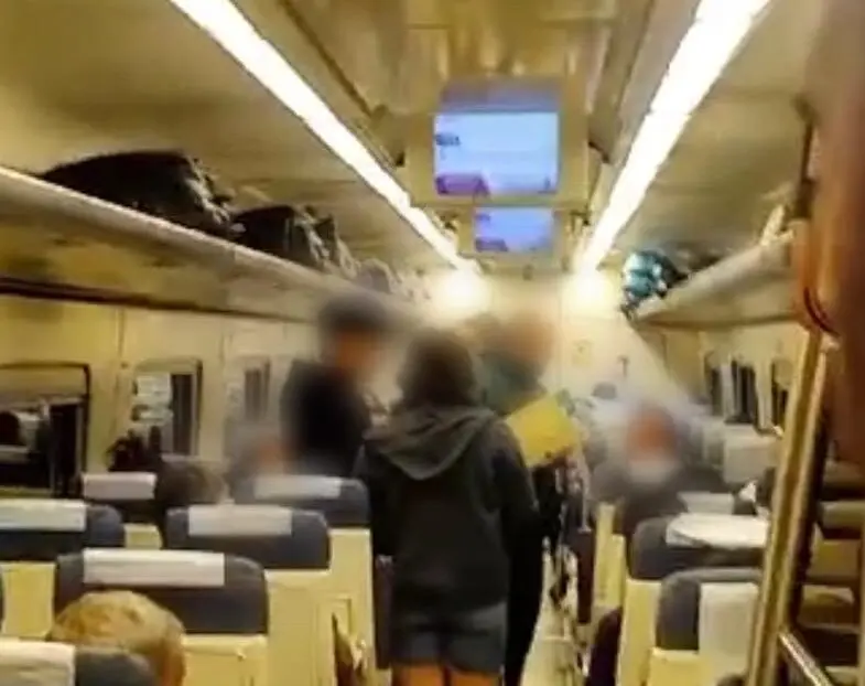 Imagen de los pasajeros en el tren con la Guardia Civil/ Cedidas a H.A.