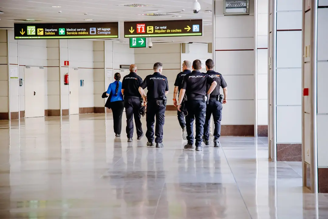 Un grupo de agentes de la Polic&iacute;a Nacional en el aeropuerto Adolfo Su&aacute;rez Madrid Barajas / E.P.