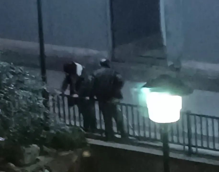 Imagen de dos okupas del garaje el pasado mes de marzo dentro de la urbanizaci&oacute;n /H.A.