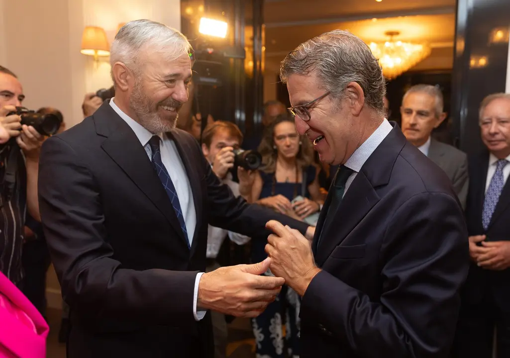 El presidente del Gobierno de Arag&oacute;n, Jorge Azc&oacute;n (i) y el presidente del PP, Alberto N&uacute;&ntilde;ez Feij&oacute;o (d) / E.P.