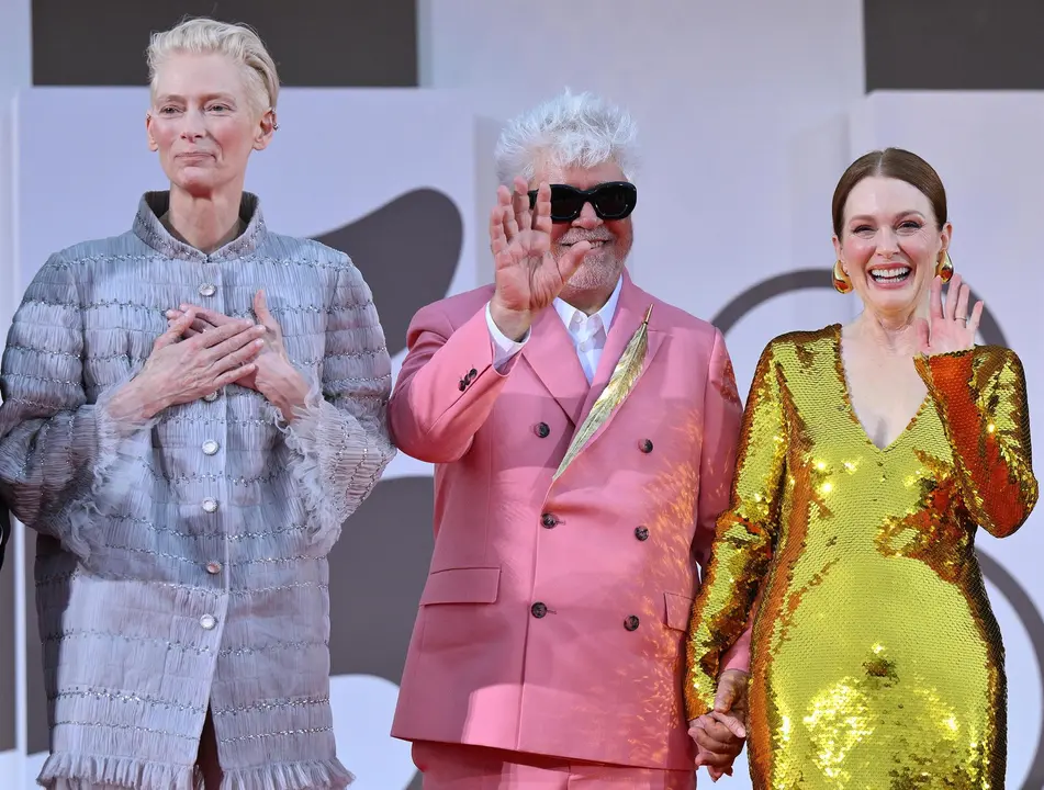 Tilda Swinton, Pedro Almod&oacute;var y Julianne Moore presentan "La habitaci&oacute;n de al lado" en el Festival de Venecia. / E.P.