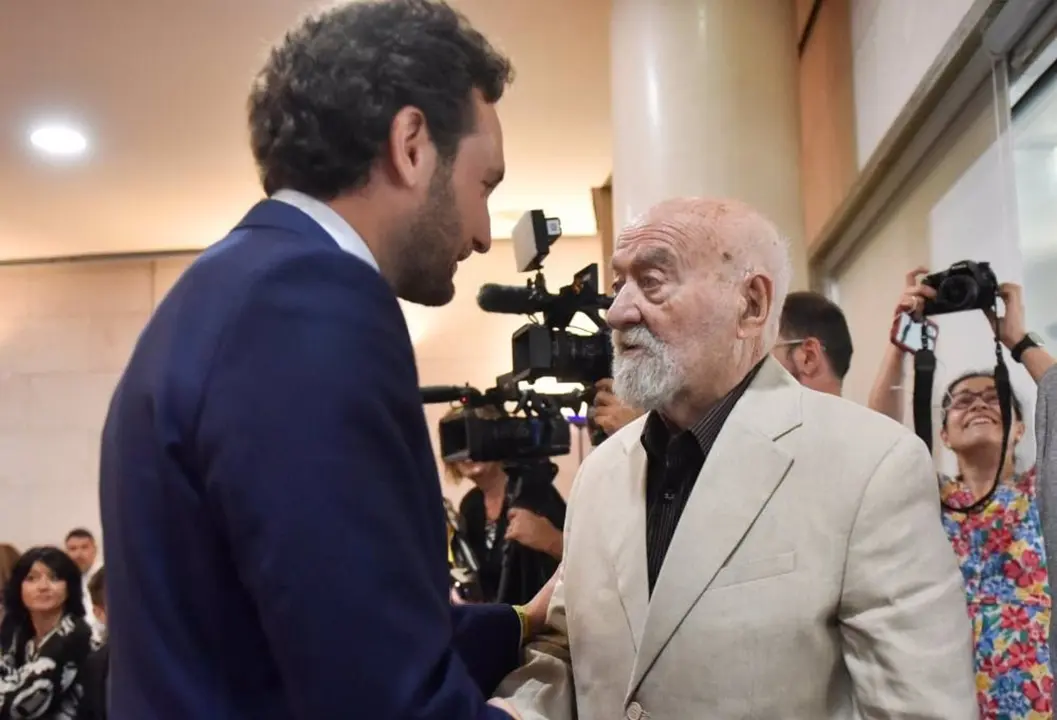 El presidente de la Diputaci&oacute;n Provincial de Huesca (DPH), Isaac Claver, con el que fuera presidente de la DPH y creador de las marca tur&iacute;stica "Huesca, La Magia", Carlos Garc&iacute;a Mart&iacute;nez / DPH