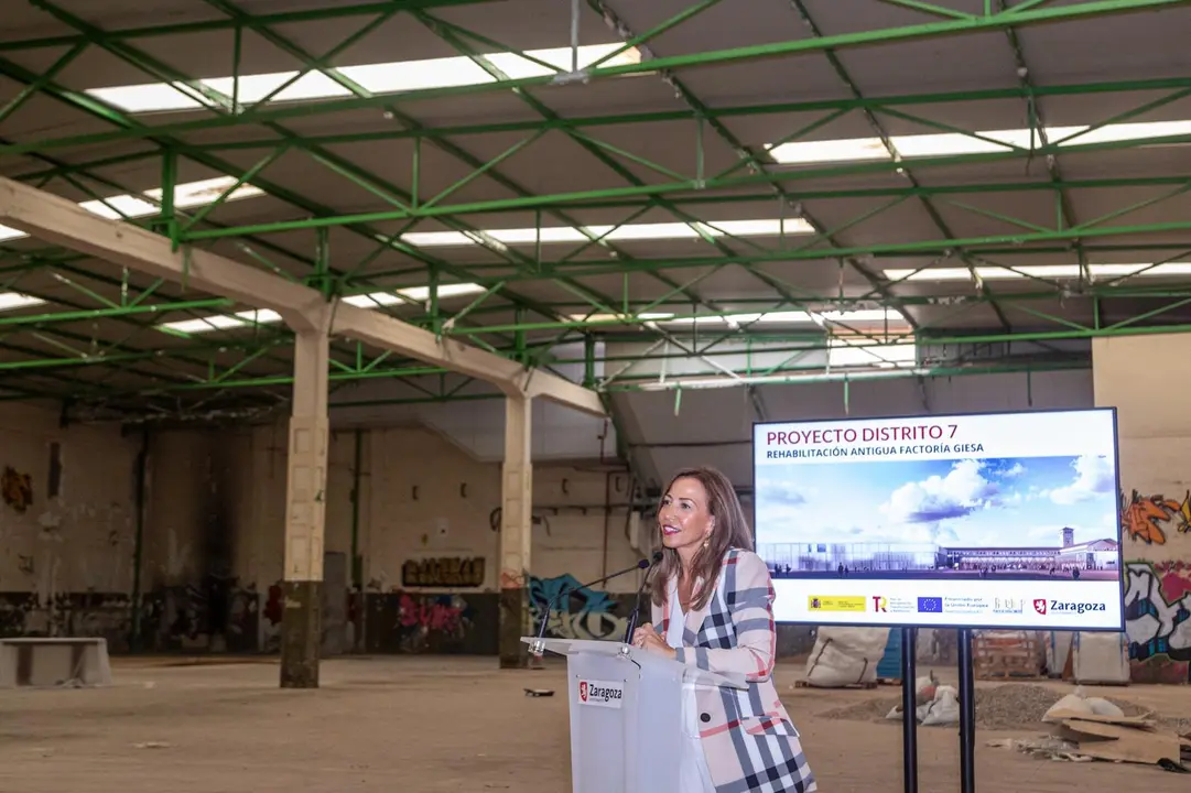 La alcaldesa, Natalia Chueca, en la antigua sede de Giesa donde se ubicar&aacute; Distrito 7 / Ayuntamiento de Zaragoza 