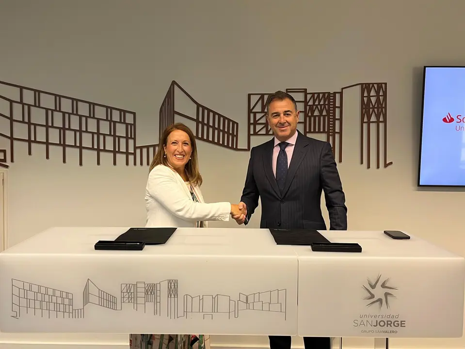 Silvia Carrascal, rectora de la Universidad San Jorge, y Javier Gallardo, director territorial de Arag&oacute;n, Navarra y La Rioja de Banco Santander / USJ