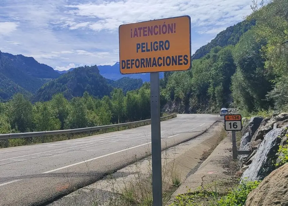 El firme de la carretera de Sallent sufre deformaciones desde el pasado mes de mayo