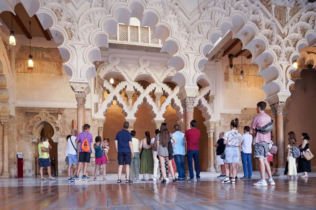 Un grupo de visitantes en una de las &aacute;reas del Palacio de la Aljafer&iacute;a. / E.P.