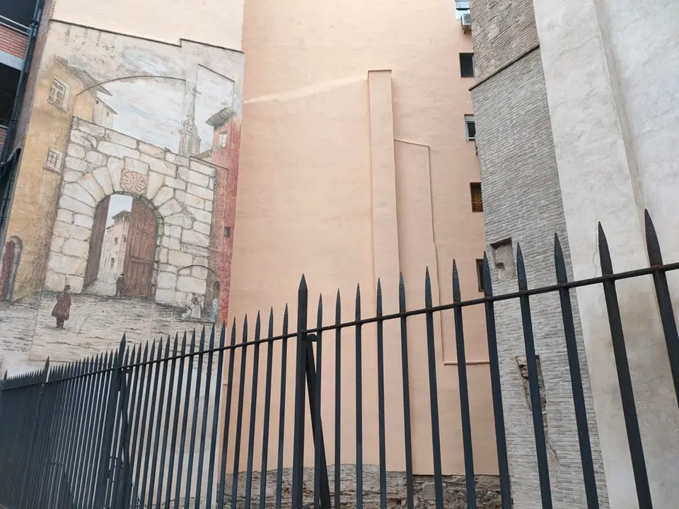 Un mural recuerda c&oacute;mo era esta puerta de la muralla / HA