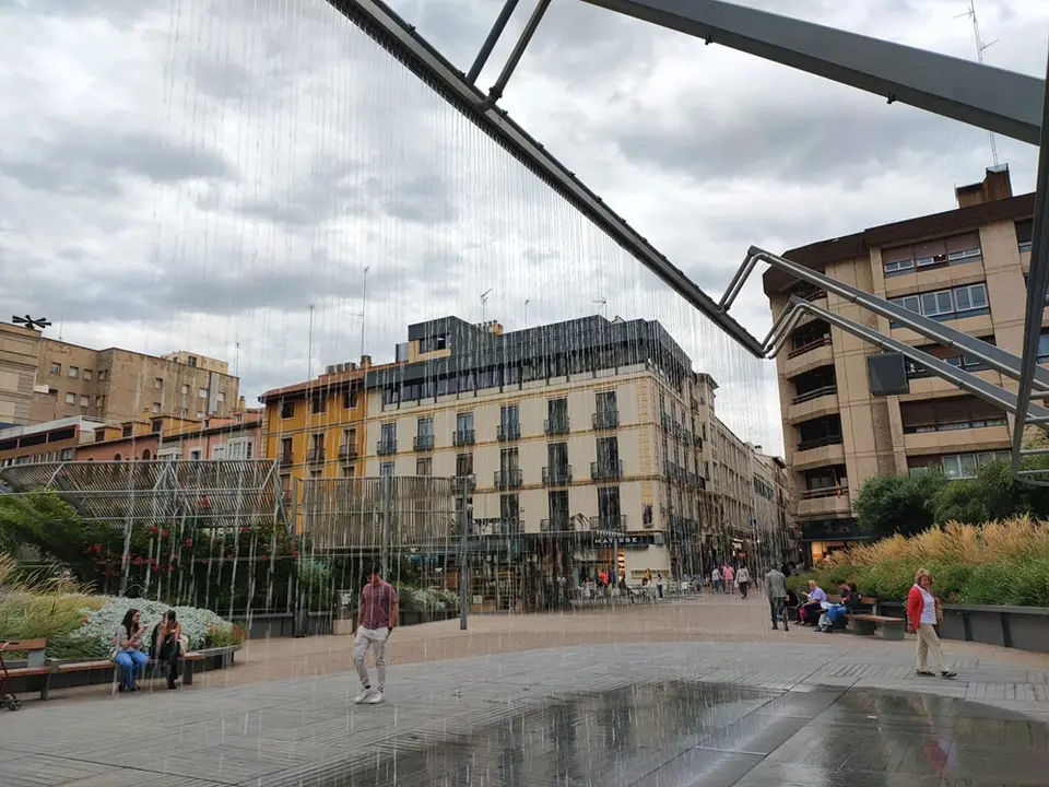 Desde la renovaci&oacute;n de la plaza, los negocios de hosteler&iacute;a han animando la vida de la zona / HA