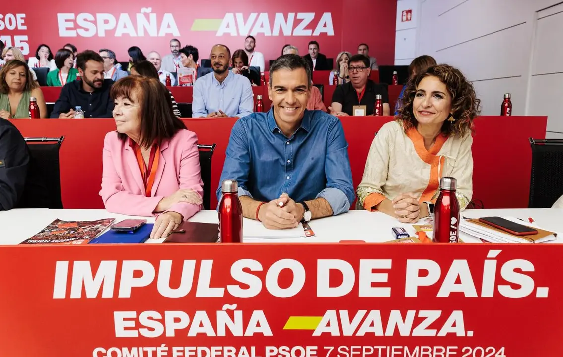 La presidenta del PSOE, Cristina Narbona, el presidente del Gobierno y Secretario General del PSOE, Pedro S&aacute;nchez y la vicesecretaria general del PSOE, vicepresidenta primera del Gobierno y ministra de Hacienda, Mar&iacute;a Jes&uacute;s Montero.