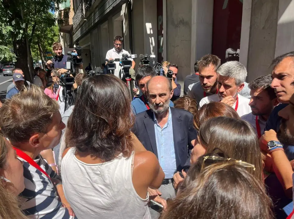 Javier Lamb&aacute;n atiende a los medios a la salida del Comit&eacute; Federal del PSOE 
