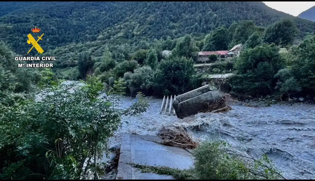 Estado en el que qued&oacute; el puente Acir&oacute;n que salvaba el cauce del r&iacute;o Barrosa, entre Parz&aacute;n y Bielsa. All&iacute; un senderista tuvo que ser rescatado por la Guardia Civil.