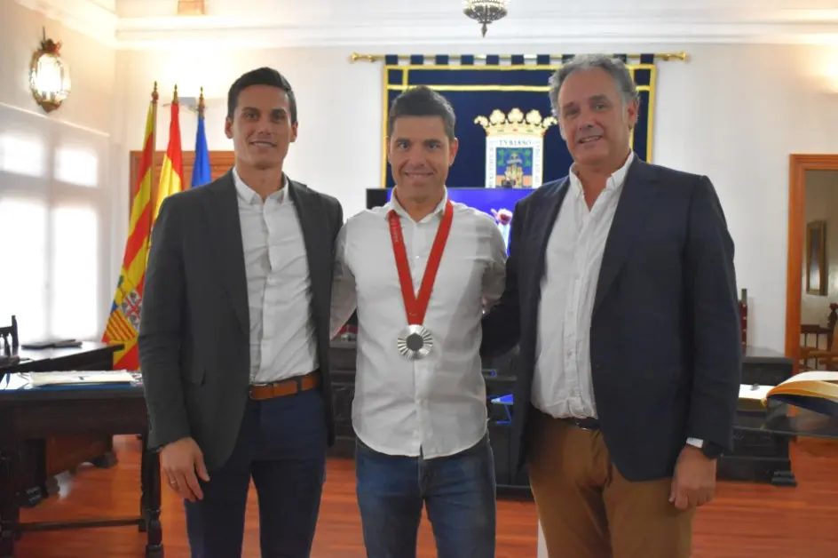 Eduardo Santas, en el centro; junto con Tono Jaray, alcalde de Tarazona (a la derecha) y Pablo Escribano, concejal delegado de Deportes (a la izquierda). / AYTO. TARAZONA