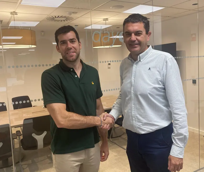 El CEO & Co-founder de Zebra Ventures, Sergio Mart&iacute;nez Valtue&ntilde;a, y el director DayOne en la Territorial Ebro de CaixaBank, Carlos Lacosta.