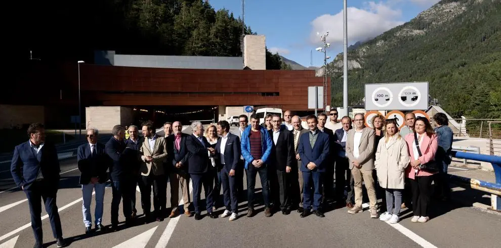 Octavio L&oacute;pez presidente de la AECT Pirineos-Pyr&eacute;n&eacute;es, acompa&ntilde;ado de representantes aragoneses y franceses de la agrupaci&oacute;n, de los alcaldes de Jaca y Canfranc y de representantes de organizaciones empresariales y de transporte.
