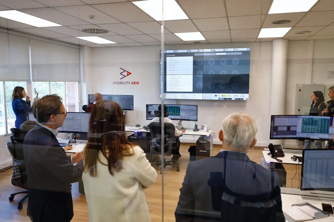 La consejera municipal de Medio Ambiente y Movilidad del Ayuntamiento de Zaragoza, Tatiana Gaudes, en el Puesto de Control Centralizado (PCC) de Avanza.