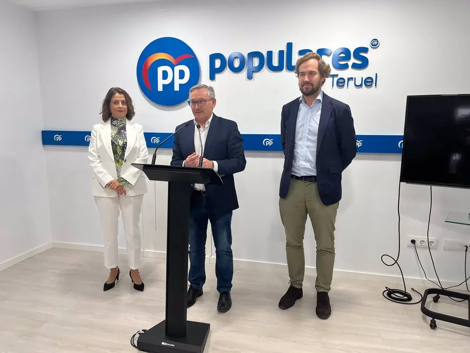 El eurodiputado del PP Manuel Gim&eacute;nez Larraz; el presidente provincial del PP Teruel, Joaqu&iacute;n Juste; y la alcaldesa de Teruel, Emma Buj. - PP.