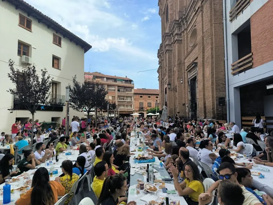 Comida popular de las fiestas 2023 en La Almunia. / Aritz G&oacute;mez