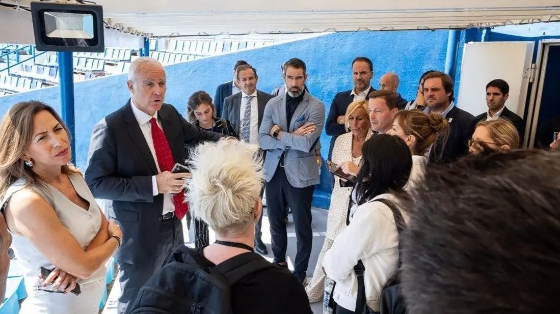 La delegaci&oacute;n de la FIFA visita la Nueva Romareda y el proyecto de reforma del estadio / AZ