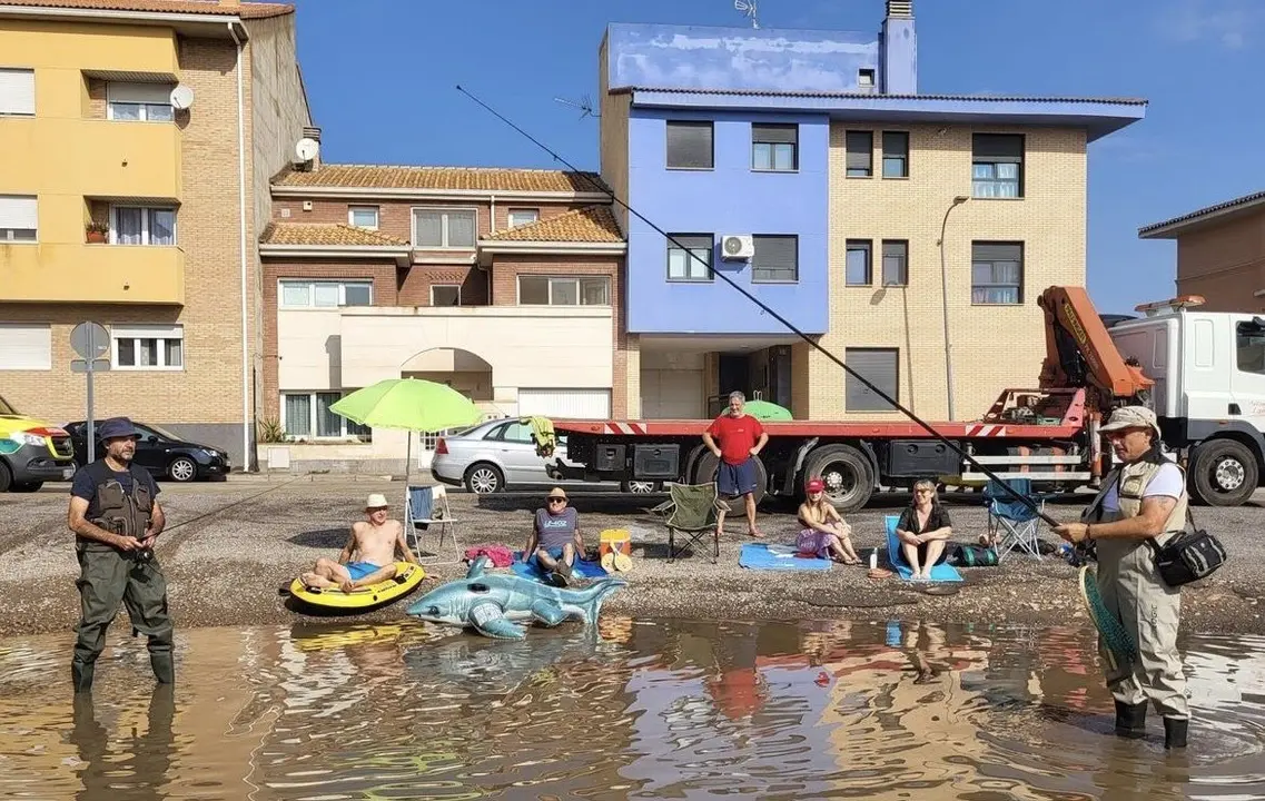 Los vecinos de La Almunia protestan por un bache persistente. / INSTAGRAM