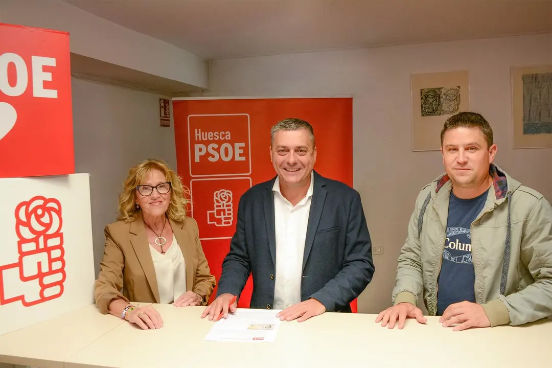 El secretario general del PSOE del Alto Arag&oacute;n, Fernando Sab&eacute;s, registra su precandidatura a cabeza de lista de la delegaci&oacute;n altoaragonesa en el 41 Congreso Federal del PSOE. / E.P.