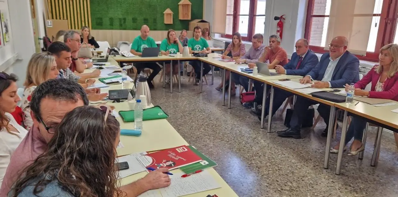 La Mesa Sectorial de Educaci&oacute;n se ha reunido hoy en el Centro de Profesorado Juan de Lanuza. DGA